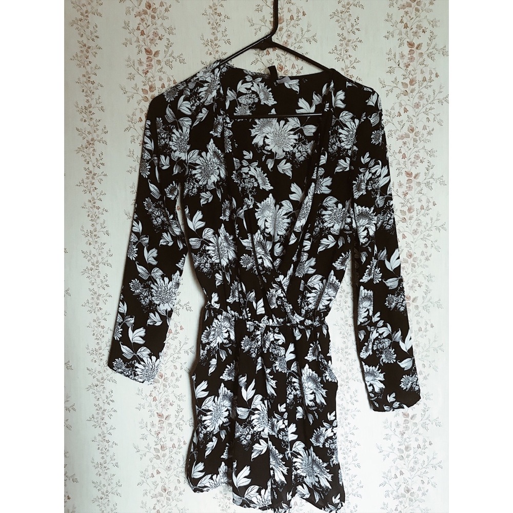 Cute black and white floral romper!!